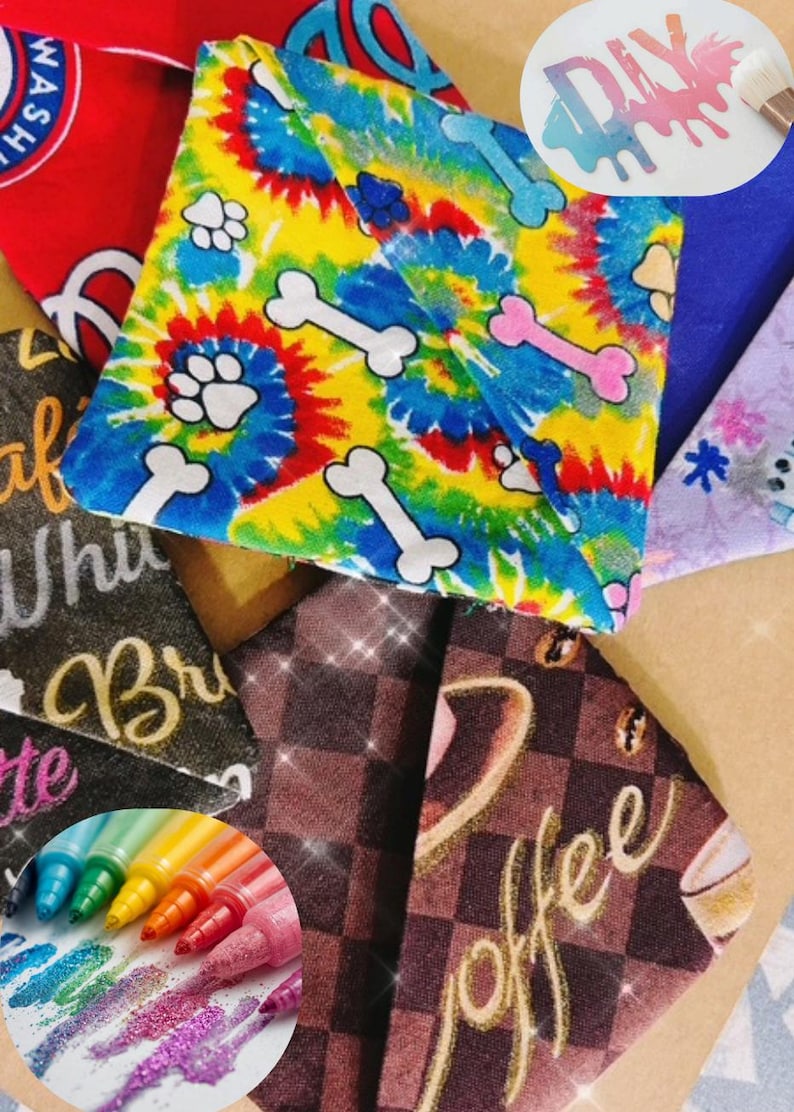 Puede incluir: Variedad de cuadrados de tela coloridos con varios dise&ntilde;os. Uno de los cuadrados presenta un dise&ntilde;o tie-dye con huellas de patas y formas de huesos. Otros cuadrados tienen dise&ntilde;os de caf&eacute; y florales. La imagen tambi&eacute;n incluye bol&iacute;grafos de purpurina y la palabra "DIY".