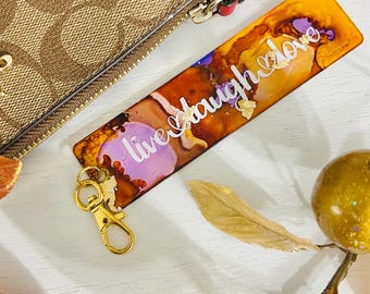 Llavero acrílico personalizado con inicial, dije "Vive, ríe, ama", arte con tinta de alcohol, decoración de hojas metálicas.