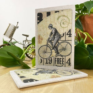 Mini cahier avec collage de bicyclettes sur la couverture, poche arrière et 48 pages légèrement quadrillées. Le tout recyclé. Cousu à la main avec du fil de lin. image 5