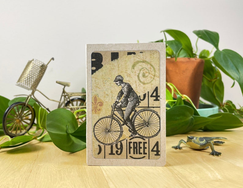 Mini cahier avec collage de bicyclettes sur la couverture, poche arrière et 48 pages légèrement quadrillées. Le tout recyclé. Cousu à la main avec du fil de lin. image 1