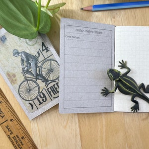 Mini cahier avec collage de bicyclettes sur la couverture, poche arrière et 48 pages légèrement quadrillées. Le tout recyclé. Cousu à la main avec du fil de lin. image 3