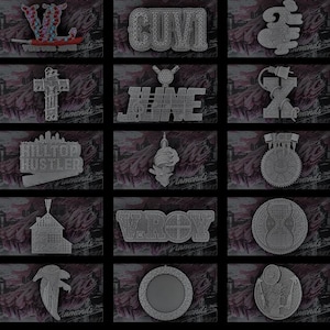 Könnte beinhalten: Eine Sammlung silberfarbener Anhänger mit verschiedenen Designs. Die Anhänger umfassen Buchstaben, Wörter und Symbole, wie ein Kreuz, eine Stadtlandschaft und ein Haus. Die Anhänger sind wahrscheinlich aus Metall und werden vor einem gemusterten Hintergrund präsentiert.