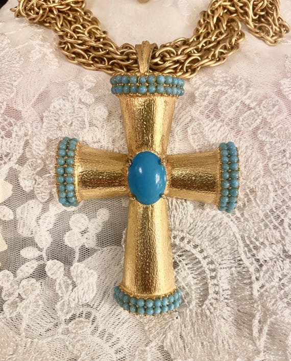 Vintage Vogue Gold Tone Maltese Cross Turquoise Cabochon  display picture 2
