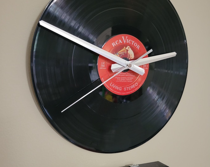 Upcycled Vinyl Record Clock: Retro Home Decor