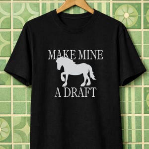 Machen Sie mir einen Entwurf Entwurf Komfort Farben 1717 Premium Soft T-Shirt | Lustiges Zugpferd Wortspiel Tee