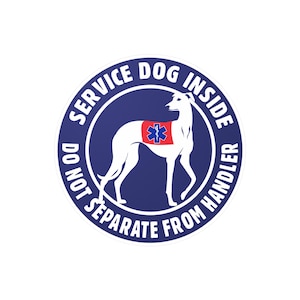 Può includere: Un adesivo circolare con sfondo blu e testo bianco che recita "SERVICE DOG INSIDE DO NOT SEPARATE FROM HANDLER". Un cane bianco con un emblema rosso e blu è al centro.
