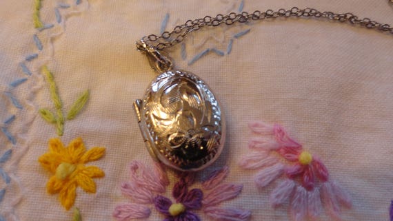 Vintage Sterling Oval Etched Picture Locket Beaut… - image 1