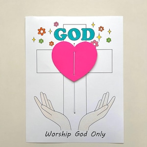 Könnte beinhalten: Eine weiße Karte mit einem schwarzen Kreuz, dem Wort "GOD" in türkisfarbenen Buchstaben und einem rosa Herzen. Die Karte zeigt Illustrationen von Händen, Blumen und den Text "Worship God Only".