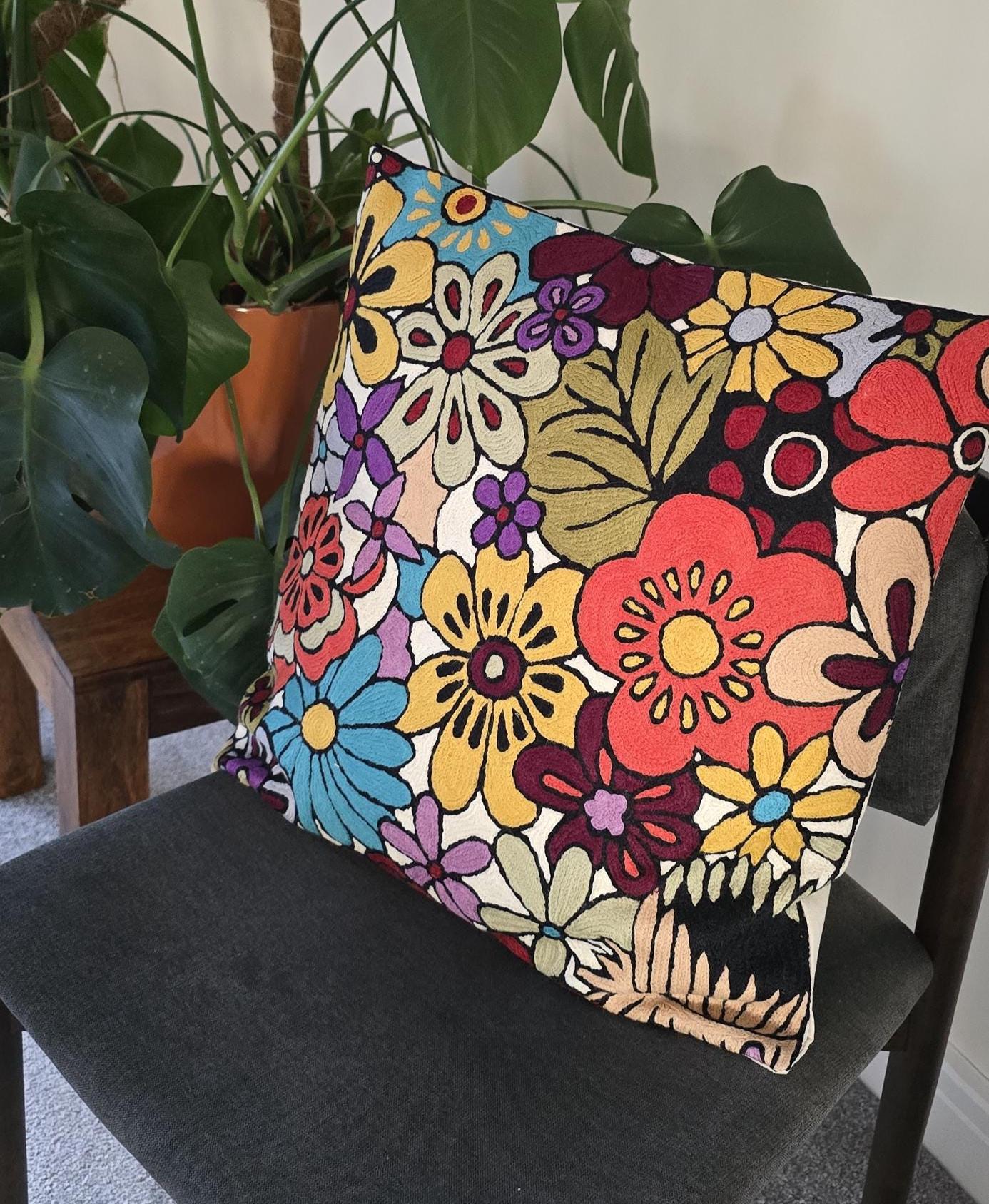 手刺繍の花柄クッションカバー：鮮やかな60年代スタイル - Etsy 日本