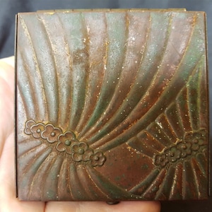 Vintage Art Deco Compact Copper and Brass Metal 1920&#39;s - 1930&#39;s Powder Make Up