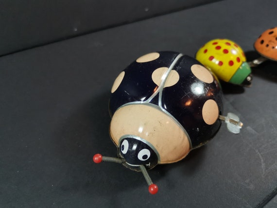 VINTAGE WOOD WADDLE BUG TOP WATER FISHING LURE CATCH A