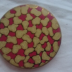 Vintage Powder or Makeup Compact Retro 1940&#39;s Gold Metal Painted Pink and White