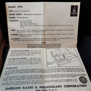 Puede incluir: Primer plano de un manual de instrucciones en blanco y negro para un conjunto de escritorio ejecutivo Emerson Radio & Phonograph Corporation modelo 570. El manual incluye informaci&oacute;n sobre el reemplazo de bater&iacute;as, el reemplazo de im&aacute;genes y los detalles de la garant&iacute;a.