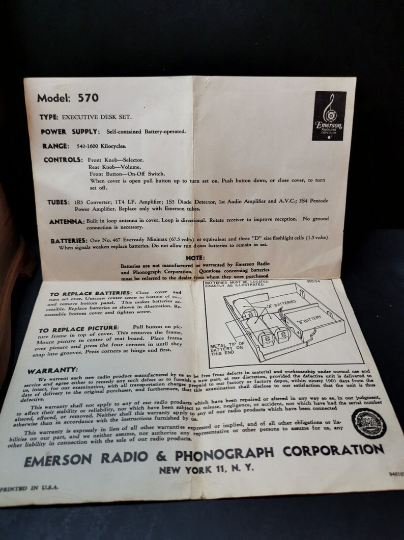Puede incluir: Primer plano de un manual de instrucciones en blanco y negro para un conjunto de escritorio ejecutivo Emerson Radio & Phonograph Corporation modelo 570. El manual incluye informaci&oacute;n sobre el reemplazo de bater&iacute;as, el reemplazo de im&aacute;genes y los detalles de la garant&iacute;a.