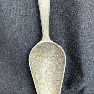 Flour scoop made of polished cast aluminium - 180400
