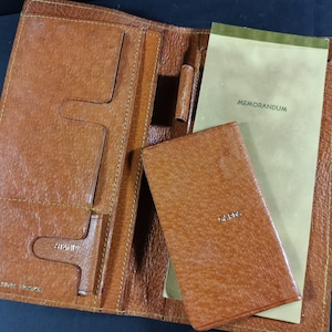 Cartera plegable vintage grande de cuero marrón con tarjetero y tarjetero para sellos y bloc de notas en el interior de piel de cerdo original de los años 40-50 unisex