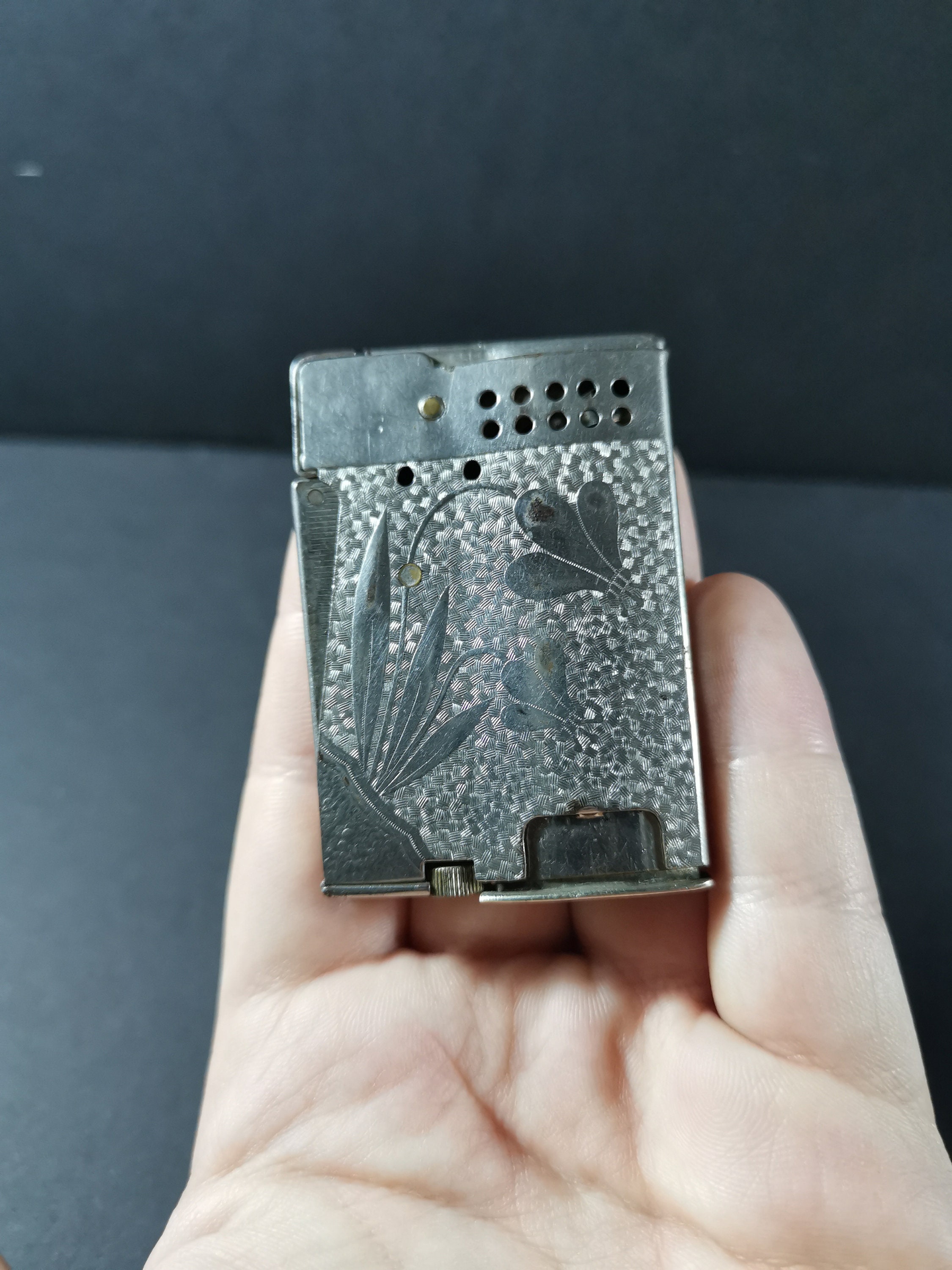 Vintage Splendy Cigarette Lighter Silver Metal With Flowers Vintage Splendy Cigarette Lighter Silver Metal With Flowers