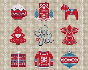 Peut inclure: Un motif de point de croix représentant divers symboles de Noël scandinaves, dont une maison rouge et blanche, un sapin de Noël rouge et blanc, un ange rouge et blanc, une tasse rouge et blanche, un pull rouge et blanc, une boule rouge et blanche, un cheval Dala rouge et blanc, et le texte "God Jul" en bleu et blanc.