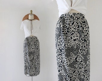 silk abstract floral skirt - 25.5 - vintage 90s y2k black white womens XS extra small flower knee straight pencil skirt