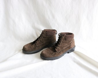 worrrrn chocolate suede boots - 8 - vintage 90s y2k brown leather outdoor granny ankle shoes