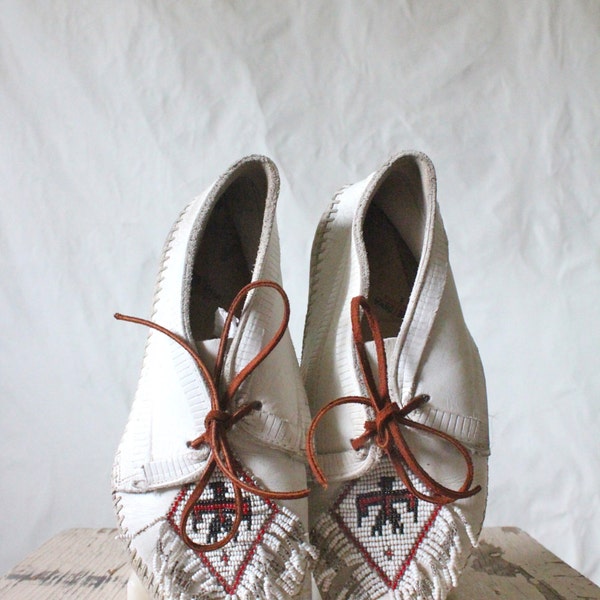 c1970's Minnetonka White Leather Thunderbird Beaded Moccasins Sz 7