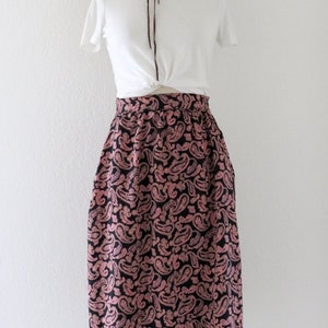 pink paisley skirt - 30 - vintage 90s y2k black womens size medium knee rayon flowy skirt