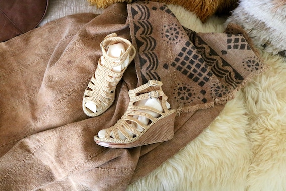 70's crocheted wedge platforms / 6.5