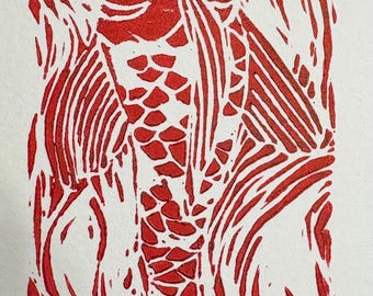 Puede incluir: Una impresión en tinta roja sobre papel blanco que muestra un pez koi estilizado con patrones de escamas detallados y aletas fluidas. La obra incluye una firma hecha a mano y el año 2026 en la esquina inferior derecha con estilo audaz.
