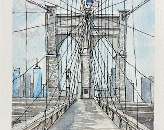 Puede incluir: Una ilustración en acuarela del puente de Brooklyn con una torre central de piedra, cables de suspensión de tinta negra y una pasarela peatonal. Una pequeña bandera estadounidense ondea en la cima, con el horizonte de la ciudad. Texto: A 2026 - BROOKLYN, NY.