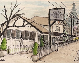 Puede incluir: Una ilustración en acuarela de un edificio con un letrero que dice Lola's Garden. La escena presenta una cerca de madera blanca, arbustos verdes en macetas, un árbol sin hojas y una acera. La obra está firmada con las iniciales J y el año 2026.