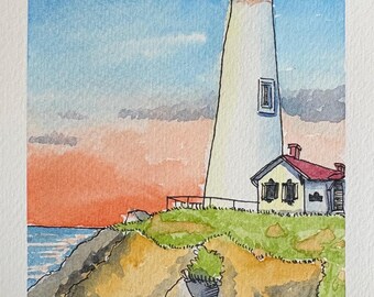 Puede incluir: Una acuarela de un faro blanco alto con una casa de guardián de techo rojo sobre un acantilado cubierto de hierba con vistas al océano. El cielo cambia de azul a un vibrante atardecer naranja. La firma del artista y el año 2026 están presentes.