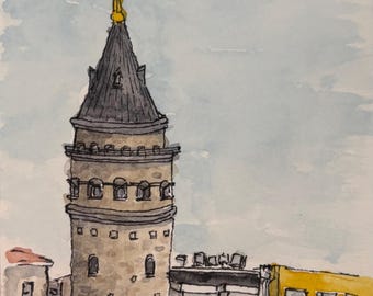 Puede incluir: Una acuarela de la Torre de Gálata en Estambul, que muestra una alta torre cilíndrica de piedra con techo cónico y aguja dorada sobre un cielo azul claro, con edificios circundantes en amarillo y gris, firmada y fechada en 2020.