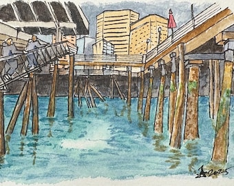 Puede incluir: Una acuarela que representa una estructura de muelle de madera sobre agua azul con dos figuras en una rampa. Al fondo, altos edificios amarillos se alzan contra un cielo oscuro. La obra está firmada y fechada en 2025 en la esquina inferior derecha.