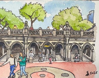 Puede incluir: Una ilustración en acuarela de una terraza de piedra con pasillos arqueados y una balaustrada. Árboles verdes se elevan sobre la estructura, mientras personas caminan en primer plano sobre un suelo rojizo. La obra está firmada y fechada en 2025.