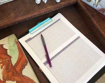 Puede incluir: Un portapapeles blanco con una pinza azul claro sostiene una hoja de seguimiento de encuentros impresa con líneas de cuadrícula. Un portaminas morado con agarre gris descansa sobre el papel. Varios dados poliédricos blancos están esparcidos.