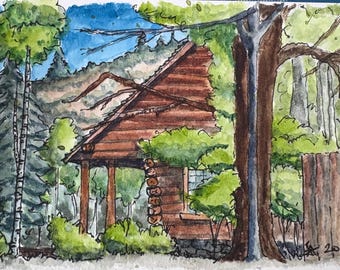 Puede incluir: Una acuarela de una cabaña de troncos marrón situada entre árboles verdes y un fondo de montaña. La escena presenta una estructura de madera con techo inclinado, rodeada de follaje denso, un árbol alto en primer plano y la firma 2025.