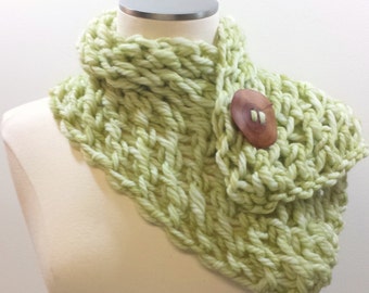 Celery Green Merino Luxury Wool Button Scarf, Chunky Knit Short Scarf, Merino Wool Knit Green Scarf With Button, Fall Trends, Bulky Knits