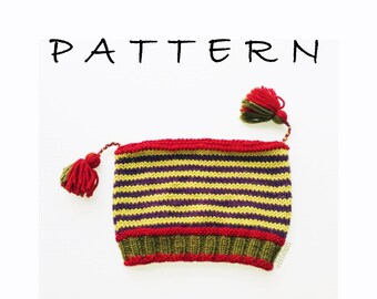 Puede incluir: Patrón de tejido de punto para un gorro a rayas con un esquema de colores rojo, verde y morado. El gorro tiene un borlón en la parte superior y un ribete rojo y verde. El patrón está disponible para descarga instantánea como archivo PDF.  "PATTERN" está escrito en la parte superior de la imagen.