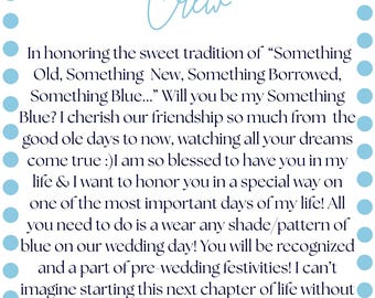 Könnte beinhalten: Eine weiße Karte mit hellblauem Punktmuster und Text. Die Worte "Something Blue Crew" sind in Schreibschrift geschrieben. Der Text lädt den Empfänger ein, an den Hochzeitsfeierlichkeiten teilzunehmen.