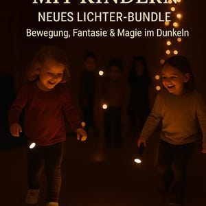 Può includere: Immagine di una copertina di un libro con il titolo "LICHTERGLANZ MIT KINDERN" e il testo "NEUES LICHTER-BUNDLE" e "Bewegung, Fantasie & Magie im Dunkeln". Due bambini piccoli tengono delle torce in una stanza buia. Le parole "JETZT NEU ERHÄLTLICH" sono in basso.