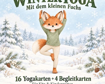 Könnte beinhalten: Ein Set aus 16 Yogakarten und 4 Begleitkarten mit dem Titel Winter Yoga Mit dem kleinen Fuchs, das einen Fuchs in grünem Oberteil und heller Hose zeigt, der in einer verschneiten Waldlandschaft eine Baum-Pose einnimmt.