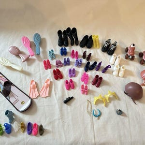 Lot med 72 vintage Barbie och Ken skor och tillbehör Snowboard, rullskridskor etc.