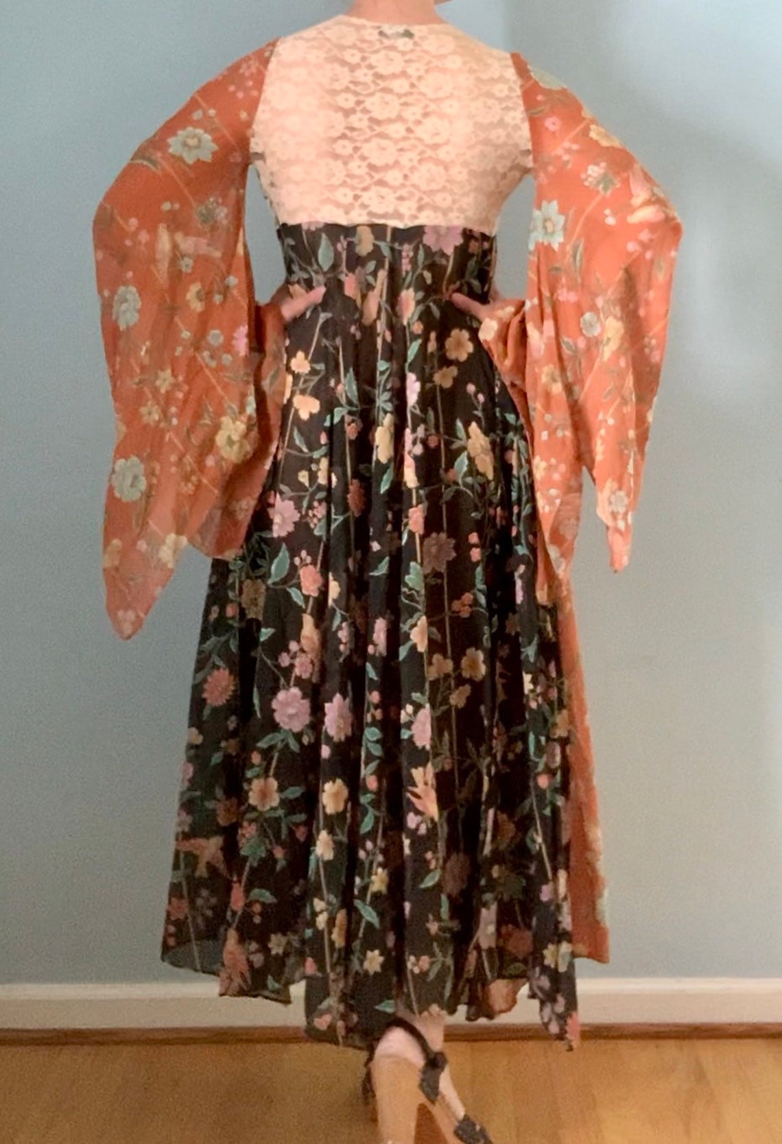 1970s floral maxi dress / 70s bell sleeve dress with lace | Etsy