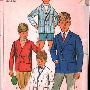 Könnte beinhalten: Vintage Simplicity Schnittmuster für Jungen-Blazer und -Shorts. Das Muster zeigt Illustrationen von doppelreihigen Jacken in Rot, Blau, Weiß und Streifen. Das Muster ist für Größe 6 mit einem Brustumfang von 61 cm.