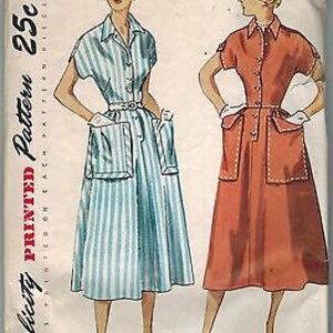 Peut inclure: Patron de couture vintage Simplicity pour une robe avec deux styles différents. Le patron est pour la taille 12 et le tour de poitrine 91 cm. La robe a un devant boutonné, des poches et des manches courtes. Un style est une robe rayée bleu et blanc, et l'autre est une robe rouge unie.