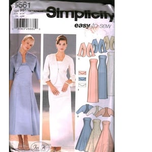 Könnte beinhalten: Ein Simplicity 5561 Schnittmusterumschlag für ein Kleid- und Jackenset. Die Vorderseite zeigt zwei Varianten: ein hellblaues Kleid mit passender Bolerojacke und ein weißes Kleid mit koordinierter Jacke. Enthält technische Illustrationen.