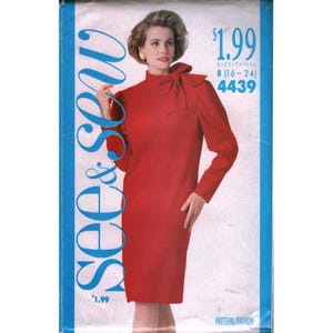 Può includere: Un modello di cucito vintage con una donna in un abito rosso con un fiocco. La confezione ha il testo "See & Sew" e il prezzo $1.99. La taglia è B (16-24) e il numero del modello è 4439.