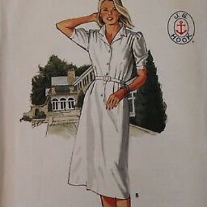 Könnte beinhalten: Ein Vintage-Schnittmuster für ein weißes Kleid mit Knopfleiste und kurzen Ärmeln. Das Schnittmuster ist von Butterick und trägt die Nummer 6585.