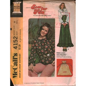 Könnte beinhalten: McCall's 4152 Schnittmusterumschlag mit einer langärmeligen Bluse mit Blumenmuster, einem langen grünen Rock und einem Kordelzugbeutel. Der Text enthält Learn to Sew for Fun, McCall's 4152, Misses Size 10 und den Namen ANN auf dem Beutel.