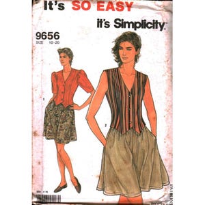 Puede incluir: Patrón de costura Simplicity vintage 9656, tallas 10-20. El patrón presenta ilustraciones de un conjunto de dos piezas con una chaqueta de manga corta y una falda. La chaqueta es roja y la falda tiene un estampado floral. El texto "It's SO EASY" y "it's Simplicity" son visibles.